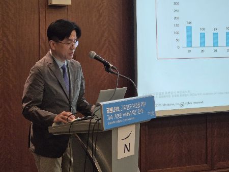 한림대 강남성심병원 감염내과 이재갑 교수가 30일 모더나코리아가 개최한 기자간담회에서 ‘국내 코로나19 및 롱코비드 현황과 대응 과제’를 주제로 코로나19 유행 현황과 이에 대응하는 예방 백신의 효과와 안전성에 대해 발표하고 있다./사진=박정렬 기자