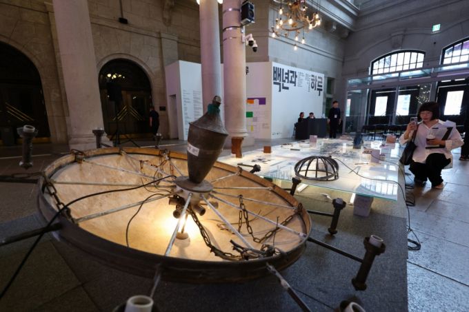 30일 서울 중구 문화역 서울 284에서 열린 옛 서울역 준공 100주년 기념전시 '백년과 하루' 기자간담회에서 참석자들이 전시를 관람하고 있다. / 사진 = 뉴시스