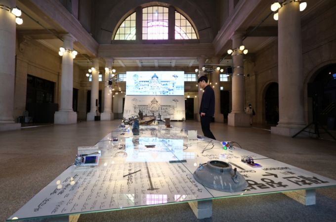 30일 서울 중구 문화역 서울 284에서 열린 옛 서울역 준공 100주년 기념전시 '백년과 하루' 기자간담회에서 참석자들이 전시를 관람하고 있다. / 사진 = 뉴시스