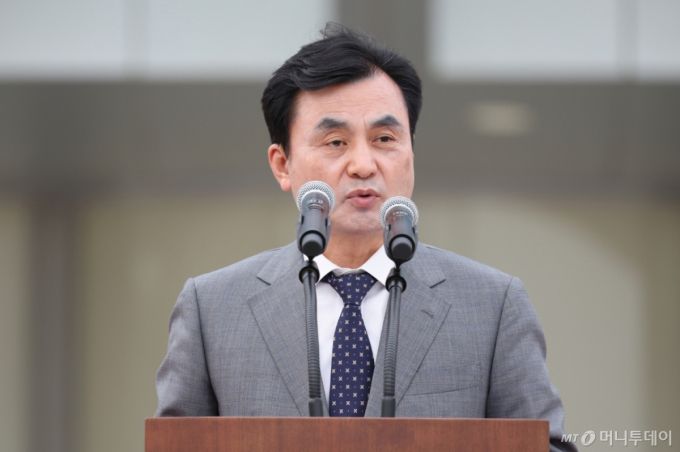 [서울=뉴시스] 황준선 기자 = 안규백 국방부 장관이 30일 서울 용산구 국방부에서 열린 제44·45대 합동참모의장 이·취임식에서 훈시를 하고 있다. 2025.09.30