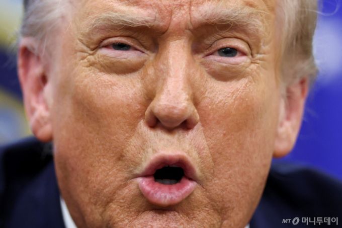 (워싱턴DC 로이터=뉴스1) 류정민 특파원 = 도널드 트럼프 미국 대통령이 25일(현지시간) 워싱턴DC 백악관에서 중국 바이트댄스가 '틱톡'(TikTok)의 미국 사업부를 매각하도록 하는 거래와 관련한 행정명령에 서명한 뒤 연설하고 있다. 2025.09.25.  ⓒ 로이터=뉴스1  Copyright (C) 뉴스1. All rights reserved. 무단 전재 및 재배포,  AI학습 이용 금지.