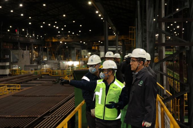 ▲지난 12월 4일 이강덕 포항시장이 현대제철 1공장을 방문해 현장을 둘러보고 있다./사진제공=포항시