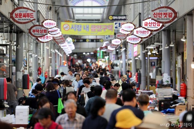 (광주=뉴스1) 박지현 기자 = 최장 열흘에 달하는 추석 황금연휴를 앞둔 2일 오후 광주 북구 우산동 말바우시장 일대가 차례상을 차리기 위한 시민들로 북적이고 있다.  2025.10.2/뉴스1  Copyright (C) 뉴스1. All rights reserved. 무단 전재 및 재배포,  AI학습 이용 금지. /사진=(광주=뉴스1) 박지현 기자