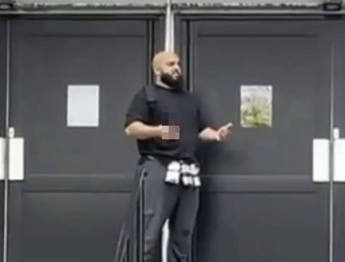 유대교 최대 명절인 욤 키푸르 기념 예배가 진행 중이던 영국 유대교 회당에서 발생한 흉기 테러 사건 용의자로 지목된 시리아계 영국 시민 지하드  알샤미가 흉기를 들고 경찰과 대치하고 있다. /사진=X