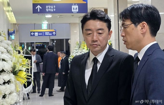 (세종=뉴스1)  장동열 기자 = 강훈식 대통령 비서실장이 3일 세종 은하수공원 장례식장에 마련된 국가전산망 담당 행정안전부 공무원 A씨 빈소를 조문하고 있다. 2025.10.3/뉴스1  Copyright (C) 뉴스1. All rights reserved. 무단 전재 및 재배포,  AI학습 이용 금지. /사진=(세종=뉴스1)  장동열 기자