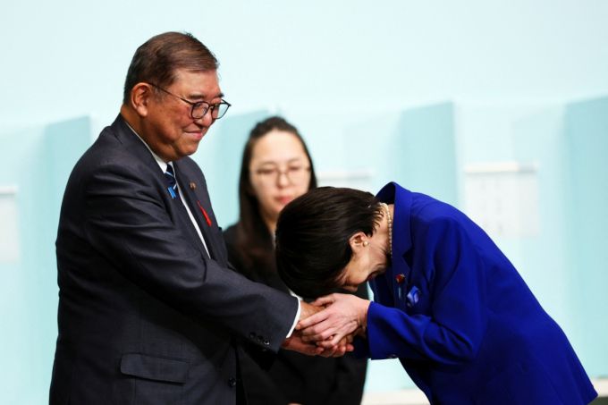 4일 일본 자민당 신임 총재로 당선된 다카이치 사나에 전 일본 경제안보담당상이 당선 확정 후 이시바 시게루 일본 총리에게 인사하고 있다. /로이터=뉴스1