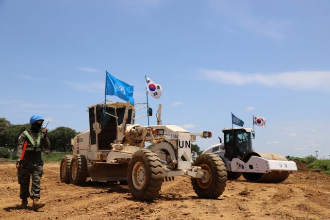 한빛부대 장병들이 남수단의 보르 공항 보수 작전으로 활주로 1.8km를 신설하고 있다./사진제공=합참