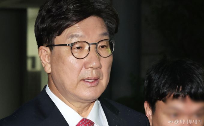 (서울=뉴스1) 장수영 기자 = 권성동 국민의힘 의원이 16일 오후 서울 서초구 중앙지방법원에서 '통일교 불법 정치자금 수수' 의혹(정치자금법 위반 혐의) 관련 구속 전 피의자 심문(영장실질심사)를 마치고 법원을 나서고 있다. 2025.9.16/뉴스1  Copyright (C) 뉴스1. All rights reserved. 무단 전재 및 재배포,  AI학습 이용 금지. /사진=(서울=뉴스1) 장수영 기자