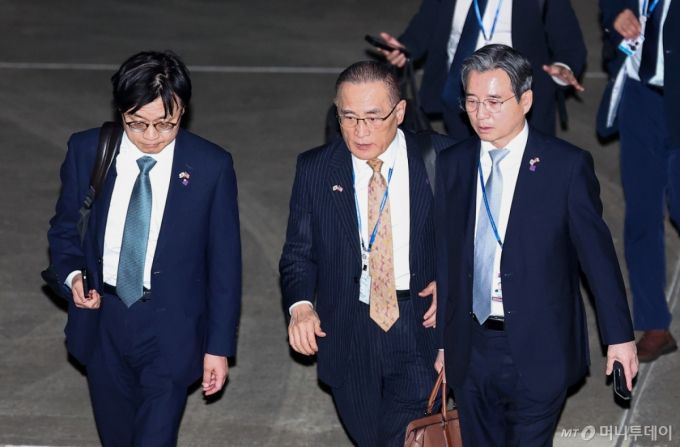 (성남=뉴스1) 김성진 기자 = 김정관 산업통상자원부 장관(왼쪽부터), 위성락 국가안보실장, 김용범 대통령실 정책실장이 28일 새벽 미국 순방 일정을 마치고 경기도 성남 서울공항을 통해 귀국해 대화하고 있다. 2025.8.28/뉴스1  Copyright (C) 뉴스1. All rights reserved. 무단 전재 및 재배포,  AI학습 이용 금지. /사진=(성남=뉴스1) 김성진 기자