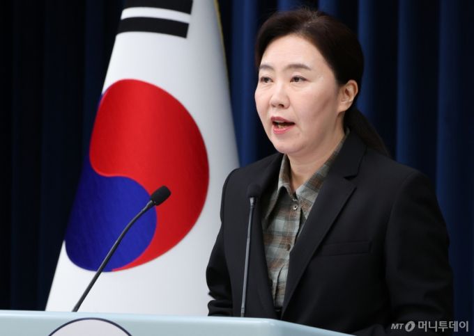 (서울=뉴스1) 허경 기자 = 강유정 대통령실 대변인이 2일 서울 용산 대통령실 청사에서 대통령 주재 수석 보좌관 회의 결과 및 장차관급 인선 관련 브리핑을 하고 있다. 2025.10.2/뉴스1  Copyright (C) 뉴스1. All rights reserved. 무단 전재 및 재배포,  AI학습 이용 금지. /사진=(서울=뉴스1) 허경 기자