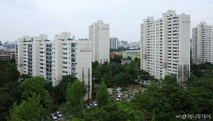 [서울=뉴시스] 김선웅 기자 = 서울 양천구가 목동 6단지 아파트 재건축 사업 조합설립 인가를 승인했다고 23일 밝혔다. 6단지는 목동아파트 14개 단지 중 첫 재건축 조합설립 인가 승인이며 용적률 299.87%를 적용 받아 최고 49층, 2173세대 규모로 탈바꿈할 계획이다.  사진은 23일 서울 양천구 목동아파트 6단지의 모습. 2025.05.23. mangusta@newsis.com /사진=김선웅