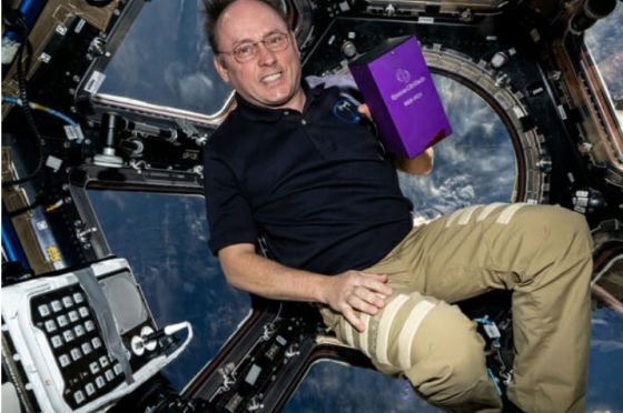 ISS에서 스페이스린텍의 BEE-PC1을 들고 있는 NASA 우주비행사 마이클 핀케의 모습/사진=스페이스린텍