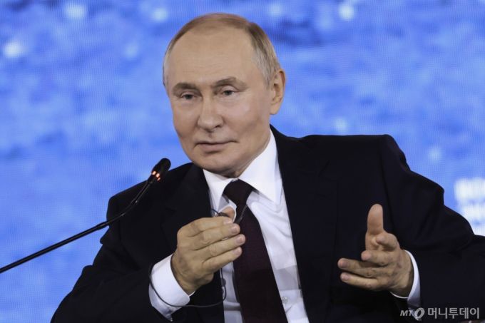 블라디미르 푸틴 러시아 대통령이 지난 9월5일 러시아 블라디보스토크에서 열린 동방경제포럼에서 연설하고 있다. /블라디보스토크(러시아) AP=뉴시스