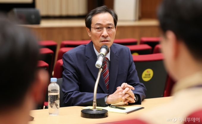 (서울=뉴스1) 허경 기자 = 우상호 정무수석이 21일 서울 용산구 대통령실 청사에서 열린 기자간담회에서 취재진의 질의에 답하고 있다. 2025.8.21/뉴스1  Copyright (C) 뉴스1. All rights reserved. 무단 전재 및 재배포,  AI학습 이용 금지. /사진=(서울=뉴스1) 허경 기자