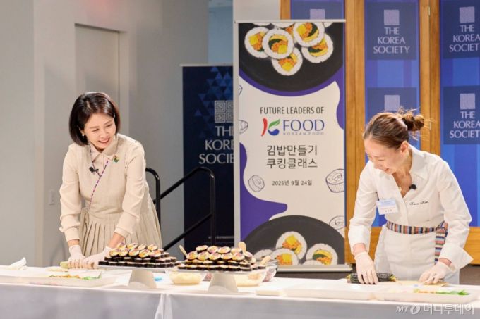 (서울=뉴스1) 이재명 기자 = 김혜경 여사가 24일(현지시간) 미국 뉴욕코리아 소사이어티에서 열린 동포 미래세대 대상 한식 요리교실에서 김밥을 만들고 있다. (대통령실 제공. 재판매 및 DB 금지) 2025.9.28/뉴스1  Copyright (C) 뉴스1. All rights reserved. 무단 전재 및 재배포,  AI학습 이용 금지. /사진=(서울=뉴스1) 이재명 기자