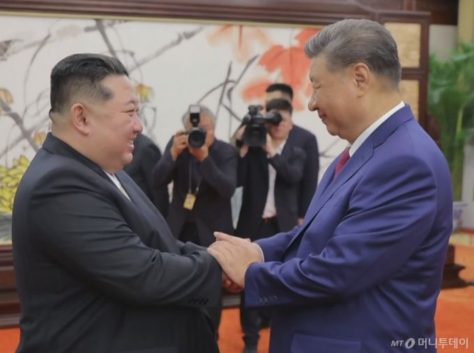 북한 조선중앙TV는 지난 9월4일 김정은 북한 노동당 총비서 겸 국무위원장이 중국 베이징 인민대회당에서 시진핑 중국 국가주석과 '북중 정상회담'을 했다고 5일 보도했다. / 사진=뉴시스(조선중앙TV)