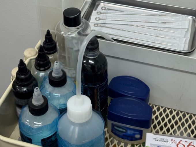 문신사의 작업실 한 켠에 문신 시술에 필요한 물품들이 구비돼 있는 모습/사진=이혜수 기자