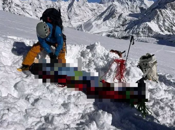 6일(현지시간) 네팔 동부 메라피크봉 일대에서 구조대가 한국인 등산객의 시신을 수습하고 있다. /사진=네팔전국산악안내인협회(NNMGA) 페이스북 캡처