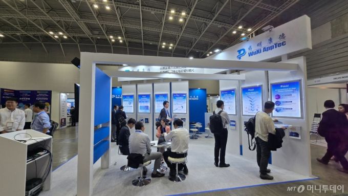 8일 일본 요코하마 파시피코 컨벤션센터에서 열린 '바이오 재팬(BIO JAPAN) 2025' 현장에 설치된 중국 우시앱텍 부스. /사진=홍효진 기자