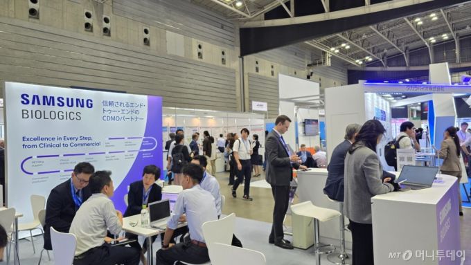 8일 일본 요코하마 파시피코 컨벤션센터에서 열린 '바이오 재팬(BIO JAPAN) 2025' 현장에 설치된 삼성바이오로직스 부스. /사진=홍효진 기자