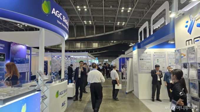 8일 일본 요코하마 파시피코 컨벤션센터에서 개막한 '바이오 재팬(BIO JAPAN) 2025' 현장. 바이오 재팬은 1986년 일본 바이오협회가 주최해 시작된 아시아 최대 규모의 제약·바이오 전시 행사다. /사진=홍효진 기자