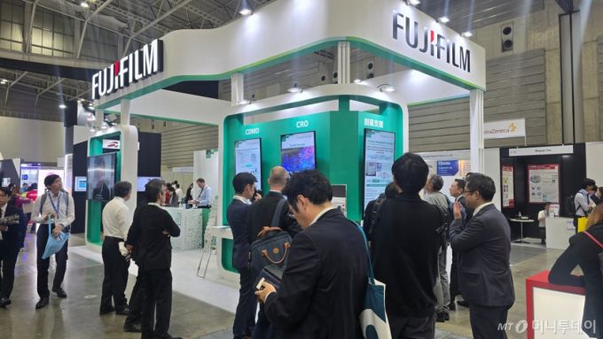 8일 일본 요코하마 파시피코 컨벤션센터에서 열린 '바이오 재팬(BIO JAPAN) 2025' 현장에 설치된 일본 후지필름 바이오테크놀로지스 부스. /사진=홍효진 기자