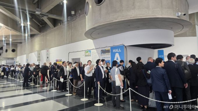 8일 일본 요코하마 파시피코 컨벤션센터에서 열린 '바이오 재팬(BIO JAPAN) 2025' 전시장 밖 대기줄. /사진=홍효진 기자