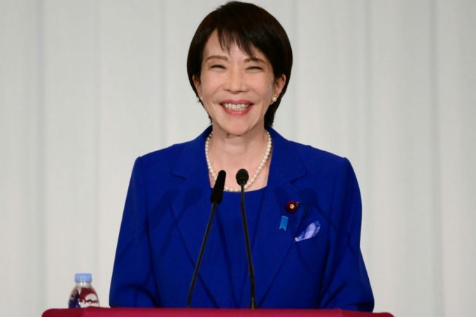 [도쿄(일본)=AP/뉴시스] 일본 자유민주당 총재 선거에서 당선된 다카이치 사나에 일본 전 경제안보담당상이 4일 일본 도쿄 자유민주당 당사에서 기자회견을 하고 있다. 있다. 2025.10.04.