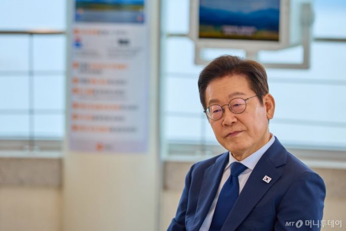 (서울=뉴스1) 이재명 기자 = 이재명 대통령이 3일 인천 강화군 강화평화전망대에서 실향민 및 가족과 간담회를 하고 있다. (대통령실 제공. 재판매 및 DB 금지) 2025.10.3/뉴스1  Copyright (C) 뉴스1. All rights reserved. 무단 전재 및 재배포,  AI학습 이용 금지. /사진=(서울=뉴스1) 이재명 기자