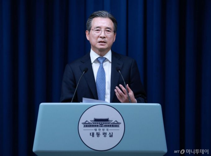 [서울=뉴시스] 고범준 기자 = 김용범 정책실장이 1일 서울 용산 대통령실 청사에서 샘 알트만 오픈AI CEO 접견 관련 브리핑을 하고 있다. 오른쪽은 하정우 AI미래기획수석. 2025.10.01. bjko@newsis.com /사진=고범준