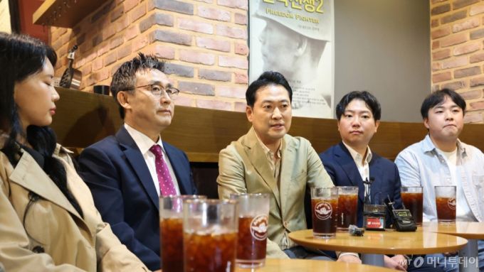 (서울=뉴스1) 오대일 기자 = 장동혁 국민의힘 대표가 7일 오후 서울 영등포구 롯데시네마 영등포점에서 영화 '건국전쟁2' 관람을 앞두고 김덕영 감독(왼쪽 두번째)과 대화를 나누고 있다. 2025.10.7/뉴스1  Copyright (C) 뉴스1. All rights reserved. 무단 전재 및 재배포,  AI학습 이용 금지. /사진=(서울=뉴스1) 오대일 기자