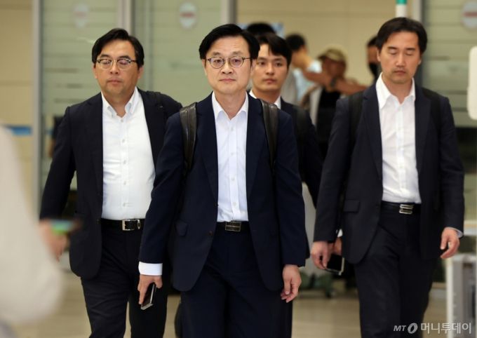 (인천공항=뉴스1) 김진환 기자 = 한미 관세협상 후속 협의 관련 미국 방문을 마친 김정관 산업통상자원부 장관이 6일 오전 인천국제공항을 통해 귀국해 이동하고 있다. 2025.10.6/뉴스1  Copyright (C) 뉴스1. All rights reserved. 무단 전재 및 재배포,  AI학습 이용 금지. /사진=(인천공항=뉴스1) 김진환 기자