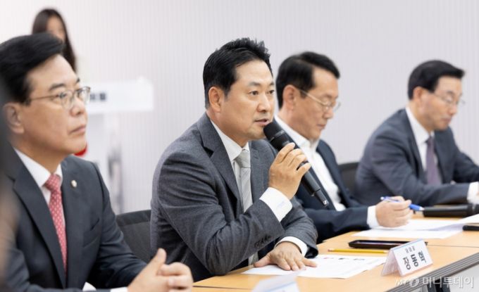 (서울=뉴스1) 이승배 기자 = 장동혁 국민의힘 대표가 10일 서울 여의도 중앙당사에서 열린 전국 시도당위원장 간담회에서 모두발언하고 있다. 2025.10.10/뉴스1  Copyright (C) 뉴스1. All rights reserved. 무단 전재 및 재배포,  AI학습 이용 금지. /사진=(서울=뉴스1) 이승배 기자