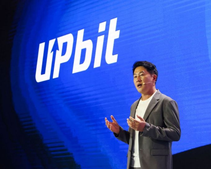 오경석 두나무 대표가 지난달 9일 서울 강남구 그랜드 인터콘티넨탈 서울 파르나스 호텔에서 열린 '업비트 D 콘퍼런스(UDC) 2025'에서 연설하고 있다./사진제공=두나무