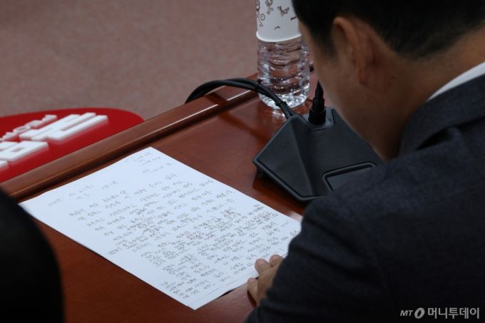 (서울=뉴스1) 신웅수 기자 = 장동혁 국민의힘 대표가 10일 서울 여의도 국회에서 김건희 여사 관련 의혹을 수사 중인 민중기 특검 강압수사 관련 기자간담회를 하고 있다. 2025.10.10/뉴스1  Copyright (C) 뉴스1. All rights reserved. 무단 전재 및 재배포,  AI학습 이용 금지. /사진=(서울=뉴스1) 신웅수 기자