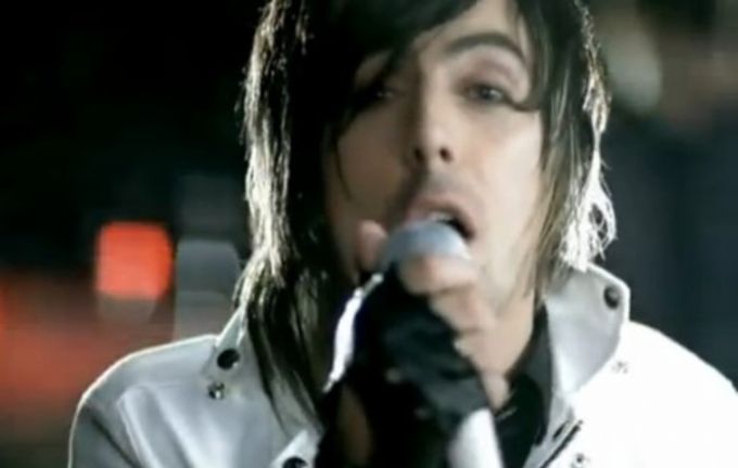 11개월 영아를 성폭행한 혐의로 징역 35년을 선고받은 영국 가수 이안 왓킨스가 교도소에서 동료 재소자에 의해 살해당한 사실이 알려졌다. /사진=로스트프로펫츠 뮤직비디오 캡처