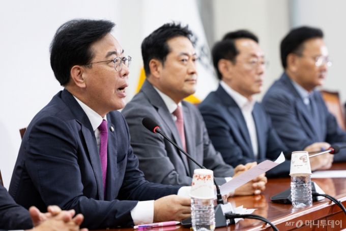 (서울=뉴스1) 유승관 기자 = 송언석 국민의힘 원내대표가 12일 서울 여의도 국회에서 열린 기자간담회에서 모두 발언을 하고 있다. 2025.10.12/뉴스1  Copyright (C) 뉴스1. All rights reserved. 무단 전재 및 재배포,  AI학습 이용 금지. /사진=(서울=뉴스1) 유승관 기자