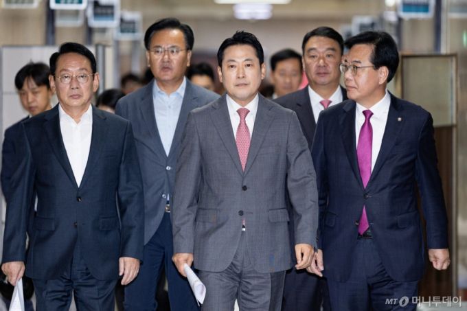 (서울=뉴스1) 유승관 기자 = 장동혁 국민의힘 대표와 송언석 원내대표를 비롯한 지도부가 12일 서울 여의도 국회에서 열린 기자간담회에 참석하고 있다. 2025.10.12/뉴스1  Copyright (C) 뉴스1. All rights reserved. 무단 전재 및 재배포,  AI학습 이용 금지. /사진=(서울=뉴스1) 유승관 기자