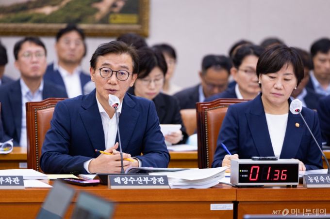 전재수 해양수산부 장관(왼쪽)이 지난해 8월 26일 서울 여의도 국회에서 열린 제428회 국회(임시회) 농림축산식품해양수산위원회 제1차 전체회의에 출석해 의원 질의에 답하고 있다./사진=뉴스1.