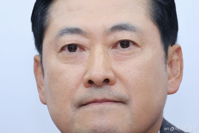 (서울=뉴스1) 신웅수 기자 = 장동혁 국민의힘 대표가 10일 서울 여의도 국회에서 김건희 여사 관련 의혹을 수사 중인 민중기 특검 강압수사 관련 기자간담회를 하고 있다. 2025.10.10/뉴스1  Copyright (C) 뉴스1. All rights reserved. 무단 전재 및 재배포,  AI학습 이용 금지. /사진=(서울=뉴스1) 신웅수 기자