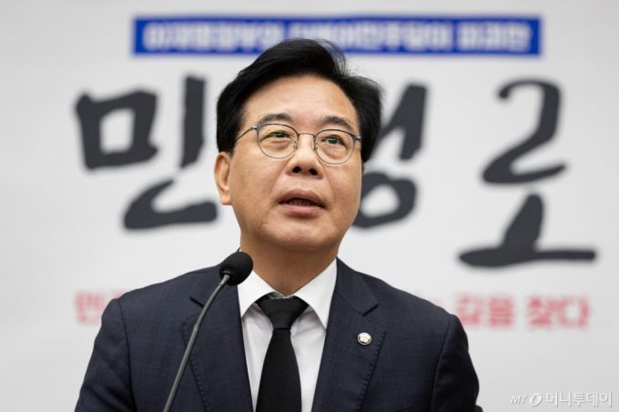 (서울=뉴스1) 유승관 기자 = 송언석 국민의힘 원내대표가 13일 서울 여의도 국회에서 열린 긴급 의원총회에서 모두 발언을 하고 있다. 2025.10.13/뉴스1  Copyright (C) 뉴스1. All rights reserved. 무단 전재 및 재배포,  AI학습 이용 금지. /사진=(서울=뉴스1) 유승관 기자