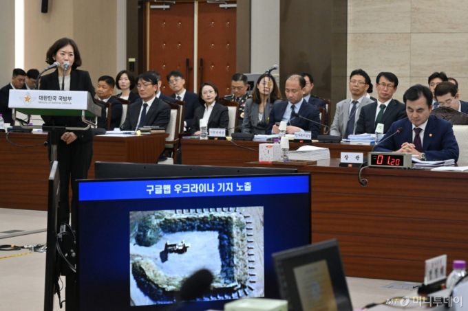 황성혜 구글코리아 부사장이 13일 서울 용산구 국방부 청사에서 열린 국방위원회의 국방부 등에 대한 국정감사에서 의원질의에 답변하고 있다.  오른쪽은 안규백 국방부 장관./뉴스1  Copyright (C) 뉴스1. All rights reserved. 무단 전재 및 재배포,  AI학습 이용 금지. /