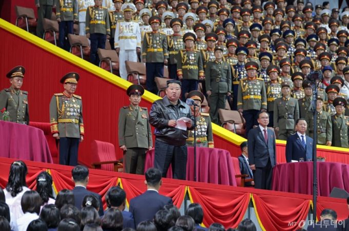 (평양 노동신문=뉴스1) = 북한 노동당 기관지 노동신문은 김정은 당 총비서가 12일 조선노동당 창건 80돌(주년) 경축행사 참가자들과 보장성원(행사 요원)들을 축하격려하고, 함께 대집단체조와 예술공연을 관람했다고 13일 보도했다.   [국내에서만 사용가능. 재배포 금지. DB 금지. For Use Only in the Republic of Korea. Redistribution Prohibited]  rodongphoto@news1.kr  Copyright (C) 뉴스1. All rights reserved. 무단 전재 및 재배포,  AI학습 이용 금지.