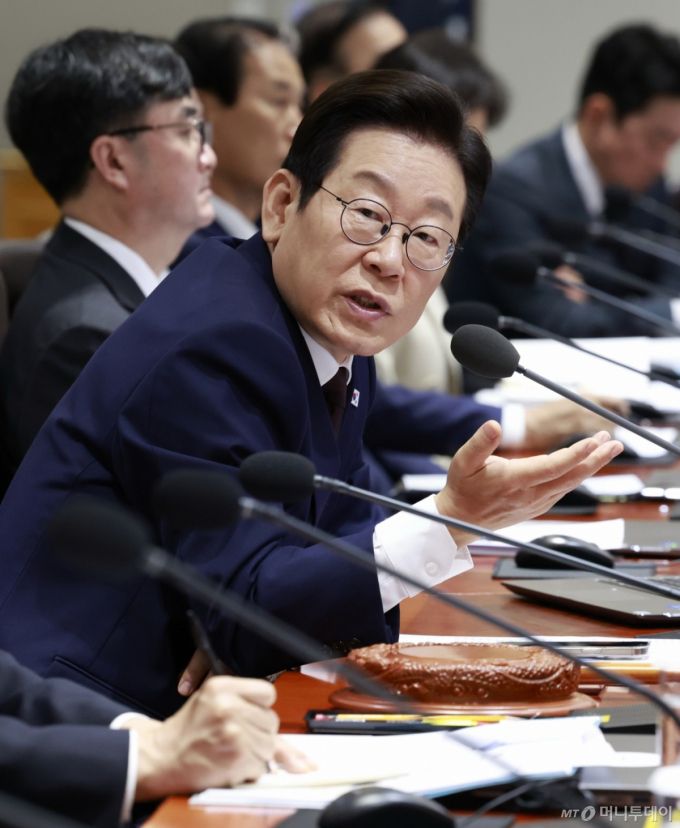 [서울=뉴시스] 최동준 기자 = 이재명 대통령이 14일 서울 용산 대통령실 청사에서 열린 국무회의에서 발언하고 있다. 2025.10.14. photocdj@newsis.com /사진=최동준