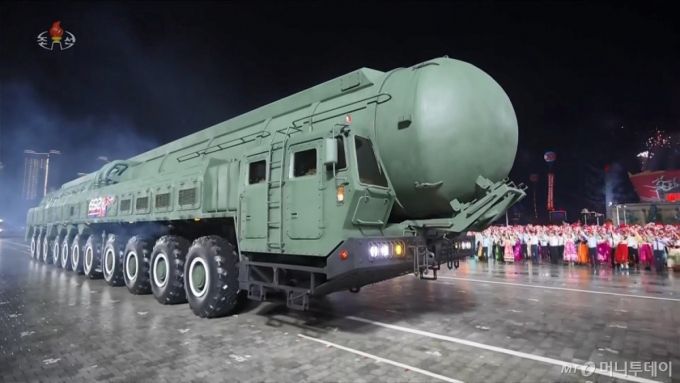 [서울=뉴시스] 지난 10일 평양 김일성광장에서 노동당 창건 80주년 경축 열병식이 성대히 거행됐다고 조선중앙TV가 11일 보도했다. 사진은 신형 대륙간탄도미사일(ICBM) '화성-20형' 모습. (사진=조선중앙TV 캡처) 2025.10.11.