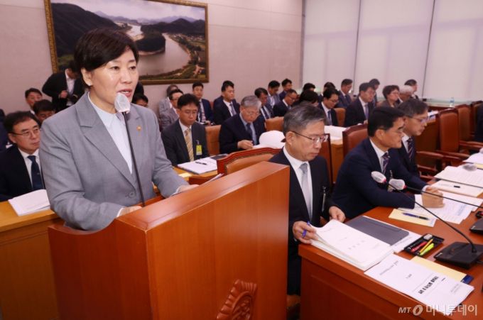 [서울=뉴시스] 조성봉 기자 = 송미령 농림축산식품부 장관이 14일 오전 서울 여의도 국회 농림축산식품해양수산위에서 열린 농림축산식품부 등에 대한 국정감사에서 업무 보고를 하고 있다.2025.10.14. suncho21@newsis.com /사진=조성봉