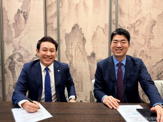 김재상 우리투자증권 강남금융센터장(오른쪽)과 이진영 이사 /사진=방윤영 기자