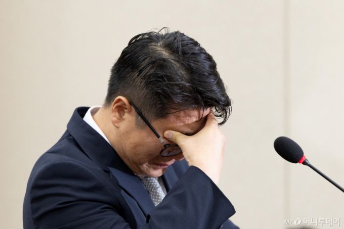 (서울=뉴스1) 이승배 기자 = 문지석 검사가 15일 서울 여의도 국회에서 열린 기후에너지환경노동위원회 고용노동부 등에 대한 국정감사에 쿠팡CFS 퇴직금 미지급 검찰 수사 관련 참고인으로 출석해 의원 질의에 답변 중 눈물을 삼키고 있다. 2025.10.15/뉴스1  Copyright (C) 뉴스1. All rights reserved. 무단 전재 및 재배포,  AI학습 이용 금지. /사진=(서울=뉴스1) 이승배 기자