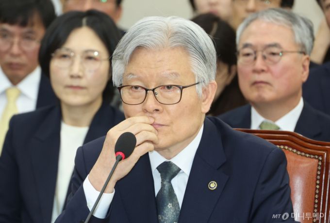 [서울=뉴시스] 고승민 기자 = 최동석 인사혁신처장이 15일 서울 여의도 국회에서 열린 행정안전위원회의 중앙선거관리위원회, 인사혁신처, 소방청 등 국정감사에서 생각에 잠겨 있다. 2025.10.15. kkssmm99@newsis.com /사진=고승민