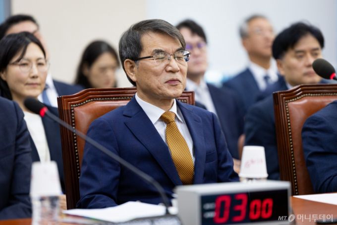 (서울=뉴스1) 유승관 기자 = 노태악 중앙선거관리위원장이 15일 서울 여의도 국회에서 열린 행정안전위원회의 중앙선거관리위원회 등에 대한 국정감사에 출석해 인사말을 마친 후 여야 의원들의 의사진행발언을 듣고 있다. 2025.10.15/뉴스1  Copyright (C) 뉴스1. All rights reserved. 무단 전재 및 재배포,  AI학습 이용 금지. /사진=(서울=뉴스1) 유승관 기자